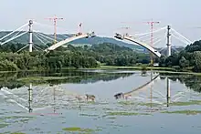 Abgespannter Freivorbau des Bogens der Talbrücke Froschgrundsee