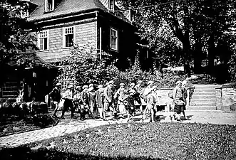 Ausflug mit weißen Landschulheimmützen (Baskenmützen) und Rucksäcken, die jüngeren Knaben mit kurzen Hosen, die älteren mit Knickerbockers, die Mädchen mit Röcken, um 1925