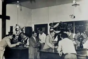 Physikunterricht in der Schulgemeinde Wickersdorf, ca. 1934/35. Lt. Tafel ging es u. a. um die Ladungsmenge Faraday und den Elektrophor