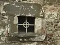 vergittertes Fenster im Innenhof, vor 1500