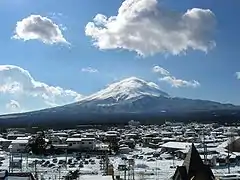 Der Fujisan und der Bahnhof Kawaguchiko