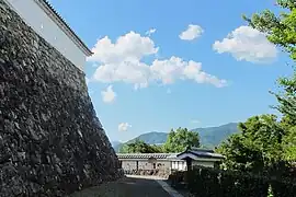 Weg hoch an der Burg entlang