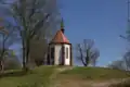 Die Rückseite der Kapelle von Westen