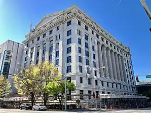 Fulton County Courthouse (2019). Das Courthouse entstand im Jahr 1914 im Stile der Beaux-Arts-Architektur und ersetzte ein Vorgängerbau an gleicher Stelle. Die offizielle Bezeichnung lautet Lewis R. Slaton Courthouse. Das Gerichts- und Verwaltungsgebäude wurde im September 1980 in das NRHP eingetragen.