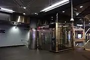 Treppe und Lift zur Passage im Fulton Center Hauptgebäude