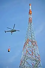 Montage der Antenne per Hub­schrauber