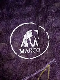 „Marco“  (Fränkische Pelz­industrie – Marco Pelz).   Mit der Abbildung eines grasenden Lamms