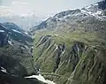Furkapass und Wanderweg entlang der jungen Furkareuss