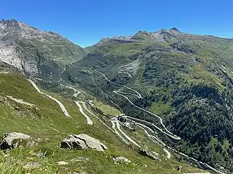 Blick von der Grimselpass-Strasse auf die Furkapass-Strasse und den Rhonegletscher links daneben