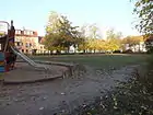 Gesamtansicht des Futranplatzes mit Kinderspielplatz
