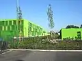 Süd- und Ostseite Hausmeisterwohnung (rechts) und Außengelände