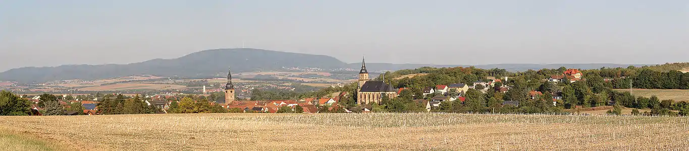 Blick auf Göllheim von Osten aus gesehen, im Hintergrund der Donnersberg