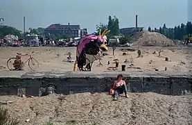 Mulde vor dem Abriss des Fußgängertunnels mit Kunstobjekten der Mutoid Waste Company, 1989