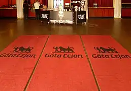 Roter Teppich mit Löwenmotiv.