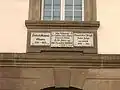 Drei Gedenktafeln an einem Haus (Kurze-Geismar-Straße 1, Accouchierhaus)
