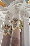 Kapitelle mit Kämpfer und Gebälk