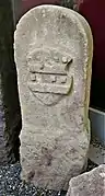 Güterstein (Grenzstein eines Gutes) aus Lorch mit Wappen der Vögte v. Hunolstein, die von 1548 bis zum Aussterben der Linie Sötern, 1716, hier reich begütert waren.