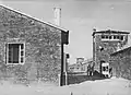 Polnische Widerstandskämpfer der Kompanie "Giewont" des Bataillons "Zośka" sichern Gęsiówka nach der Befreiung (5. August 1944)