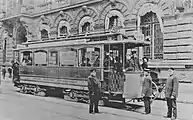 Triebwagen 1252 (Alt-Brandenburg, Bj. 1897/98) vor dem Überqueren der Lindenkreuzung. Der Kontaktschuh für die Unterleitung ist gerade eingesetzt worden und befindet sich unten rechts am Fahrzeug.