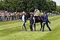 nach dem Rennen mit Jockey Rene Piechulek und Besitzer Helmut von Finck auf dem Geläuf