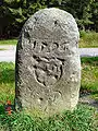 Nordwestseite des Grenzsteines mit Jahreszahl (oben), Wappen der Grafen von Henneberg (Mitte) und dem KP für das Königreich Preußen (unten)