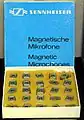 Schachtel mit magnetischen Mikrofonen Sennheiser MM 26 für den Bau von Wanzen.