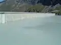 Blick von der Wasserseite auf die Staumauer. Der Wasserspiegel ist etwa 10 Meter unterhalb der Oberkante