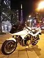 und die Variante GSX 750 S3 カタナ mit dem Klappscheinwerfer