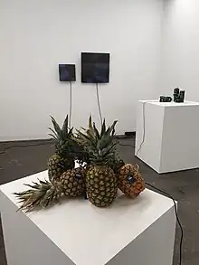 Skulpturen  von Gabriella Torres-Ferrer aus Ananas, Dosen und Displays am Messestand der Galerie Embajada auf der Kunstmesse LISTE in Basel im Jahr 2022