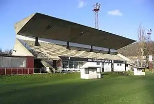 Die Haupttribüne des Fußballstadions im Netherdale