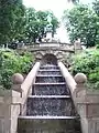 Wasserkaskaden unterhalb des Brunnens