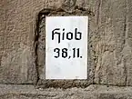 Motto Denkmalrückseite, Hiob 38,11: „Bis hierher und nicht weiter …“