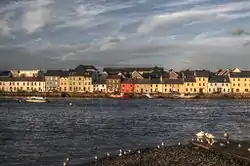 Blick über den Corrib auf The Long Walk in Galway