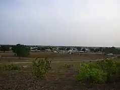 Brikama Ba von einer Anhöhe aus gesehen