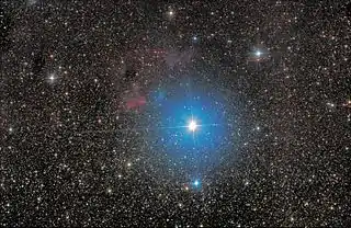Amateuraufnahme von γ Cassiopeiae. Das Bild zeigt einen Himmelsausschnitt von ca. 2,2° × 1,4°.