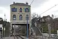 Über den Gleisen errichtetes Empfangsgebäude der Station Les Coteaux