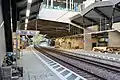 Die Bahnsteige sind mit einer geschlossenen Fußgängerbrücke verbunden (Bauzustand)