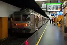 Gleis 2 des unterirdischen Vorortbahnhofs mit einem Triebwagen der Baureihe Z 5300 (2008)