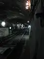Gleiche Position und Blickrichtung: Links der nachträglich eingebaute Übungsbahnsteig „Gare de l’Est“, ganz hinten mündet das Gleis in den Tunnel der Linie 5