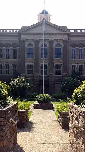 Garland County Courthouse (2013). Das Gerichts- und Verwaltungsgebäude (Courthouse) des County wurde 1905 fertiggestellt und ist seit Dezember 1979 im NRHP eingetragen.
