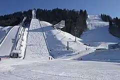 Olympiaschanze (links) und Gudiberg-Piste (rechts)