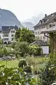 Garten vor Haus Sunnezyt, dahinter das Brüsseler Haus
