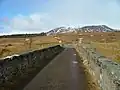Hohe Brüstungen auf der Brücke