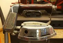 Bügeleisen mit Gasanschluss und internem Gasbrenner (1934)
