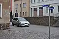 Straßenkreuzung mit der Erinnerungstafel in Wurzen