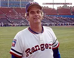 Perry im Trikot der Texas Rangers (1977)