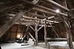 Historisches Gebälk des Mansardwalmdachs