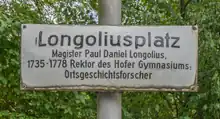 Das Foto zeigt eine Infotafel zum Longoliusplatz: "Magister Paul Daniels Longolius, 1735-1778 Rektor des Hofer Gymnasiums, Ortsgeschichtsforscher"
