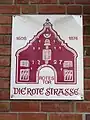 Das Schild der Roten Straße mit dem Roten Tor als Wahrzeichen