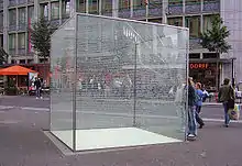 Gedenkskulptur Glaskubus vor P 2